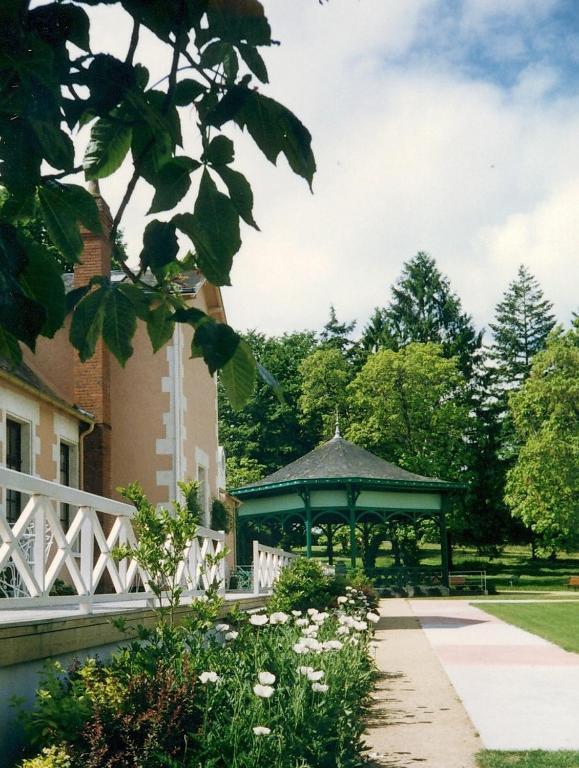 Logis Hotel Saint-Roch Pleumartin Exterior photo