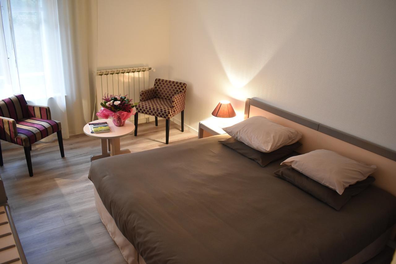 Logis Hotel Saint-Roch Pleumartin Exterior photo