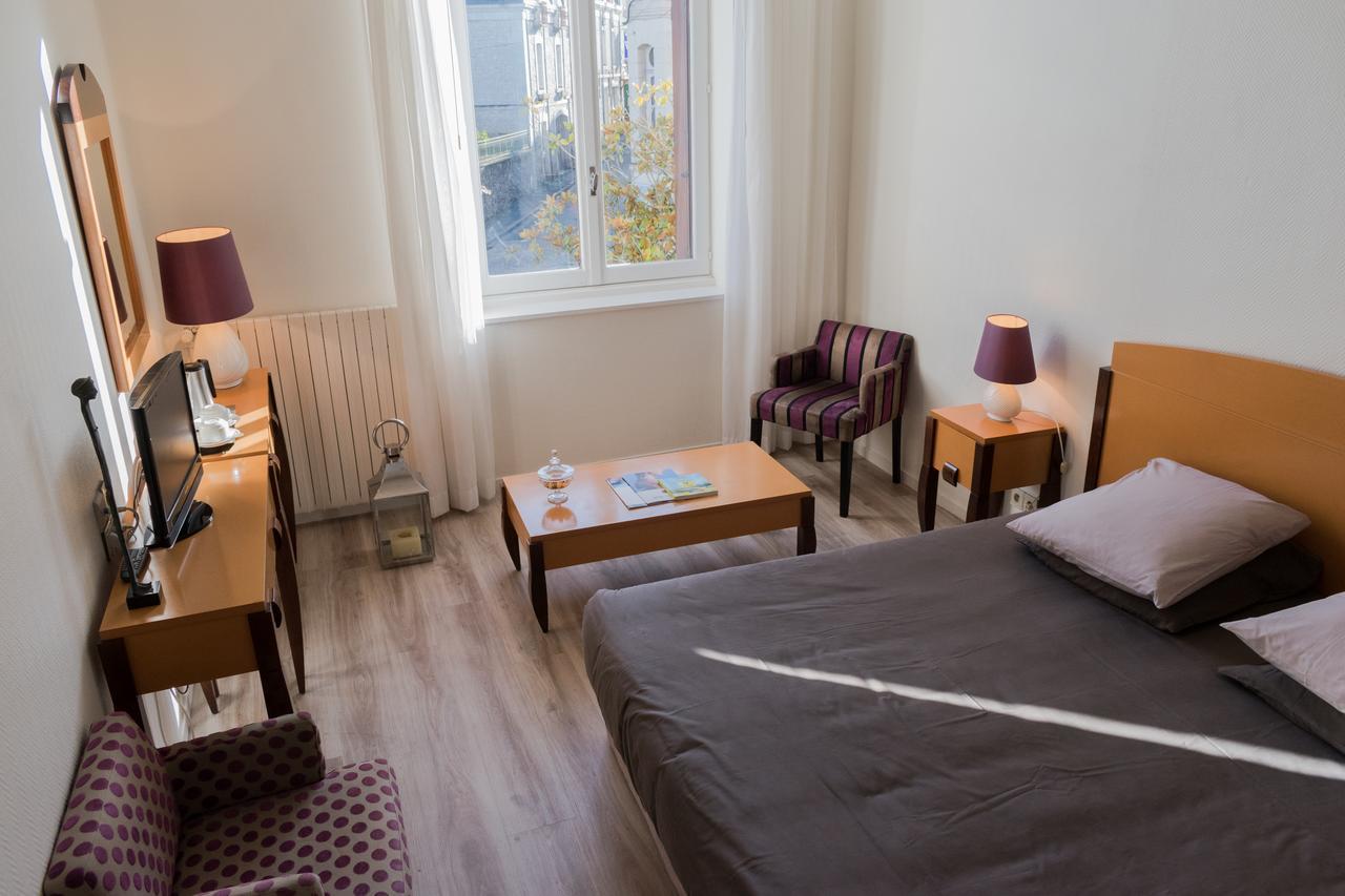 Logis Hotel Saint-Roch Pleumartin Exterior photo