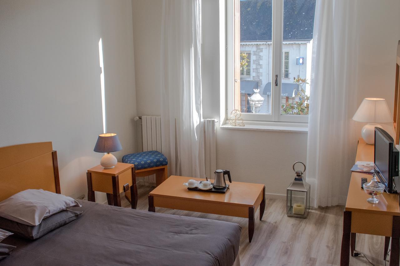 Logis Hotel Saint-Roch Pleumartin Exterior photo