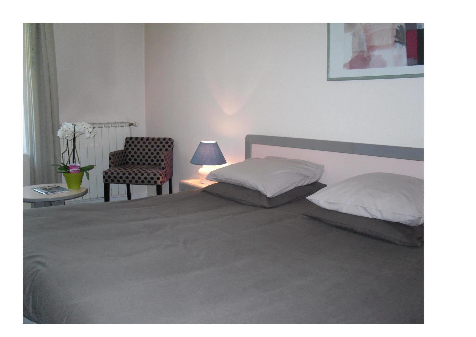 Logis Hotel Saint-Roch Pleumartin Exterior photo