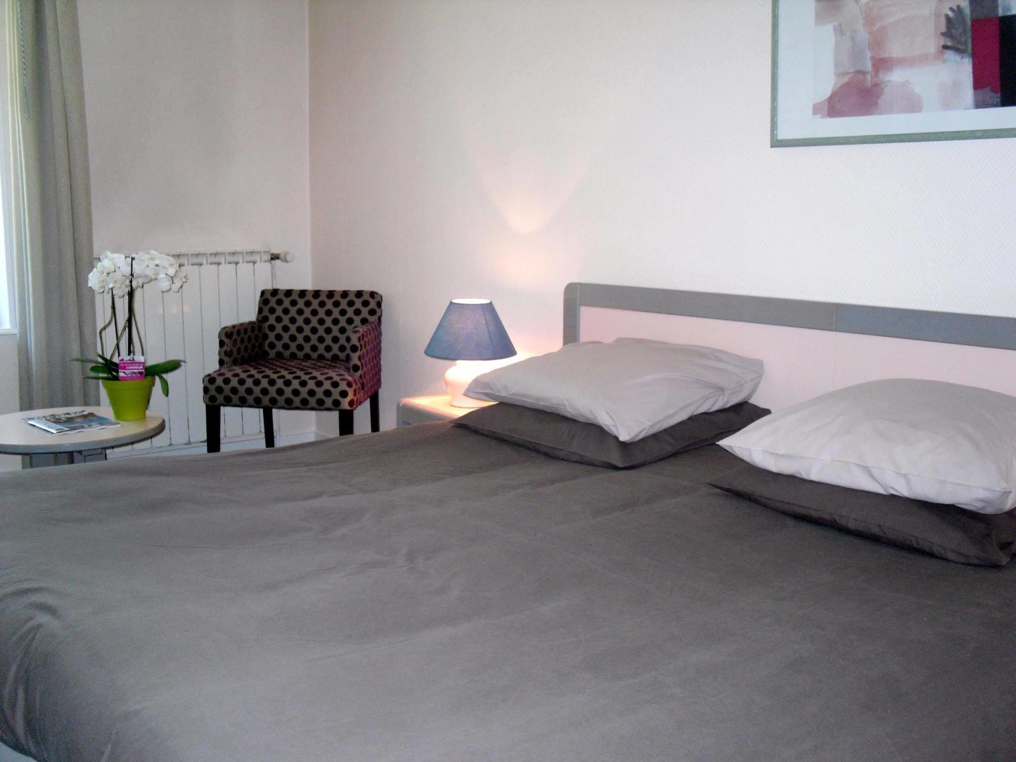 Logis Hotel Saint-Roch Pleumartin Exterior photo