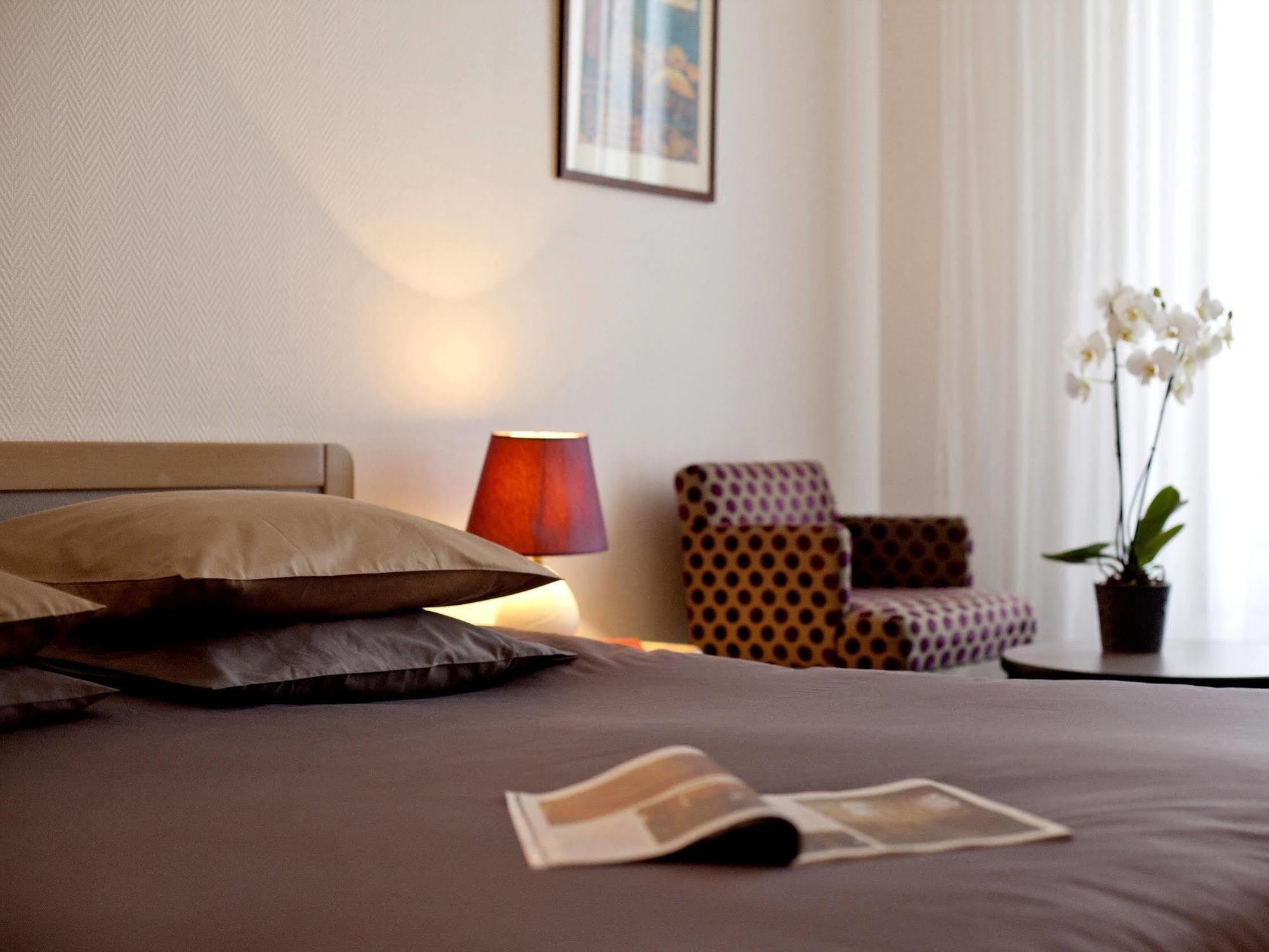 Logis Hotel Saint-Roch Pleumartin Exterior photo
