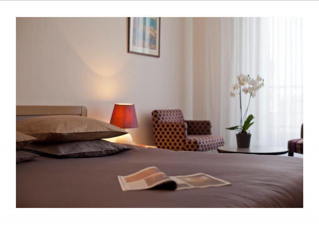 Logis Hotel Saint-Roch Pleumartin Exterior photo